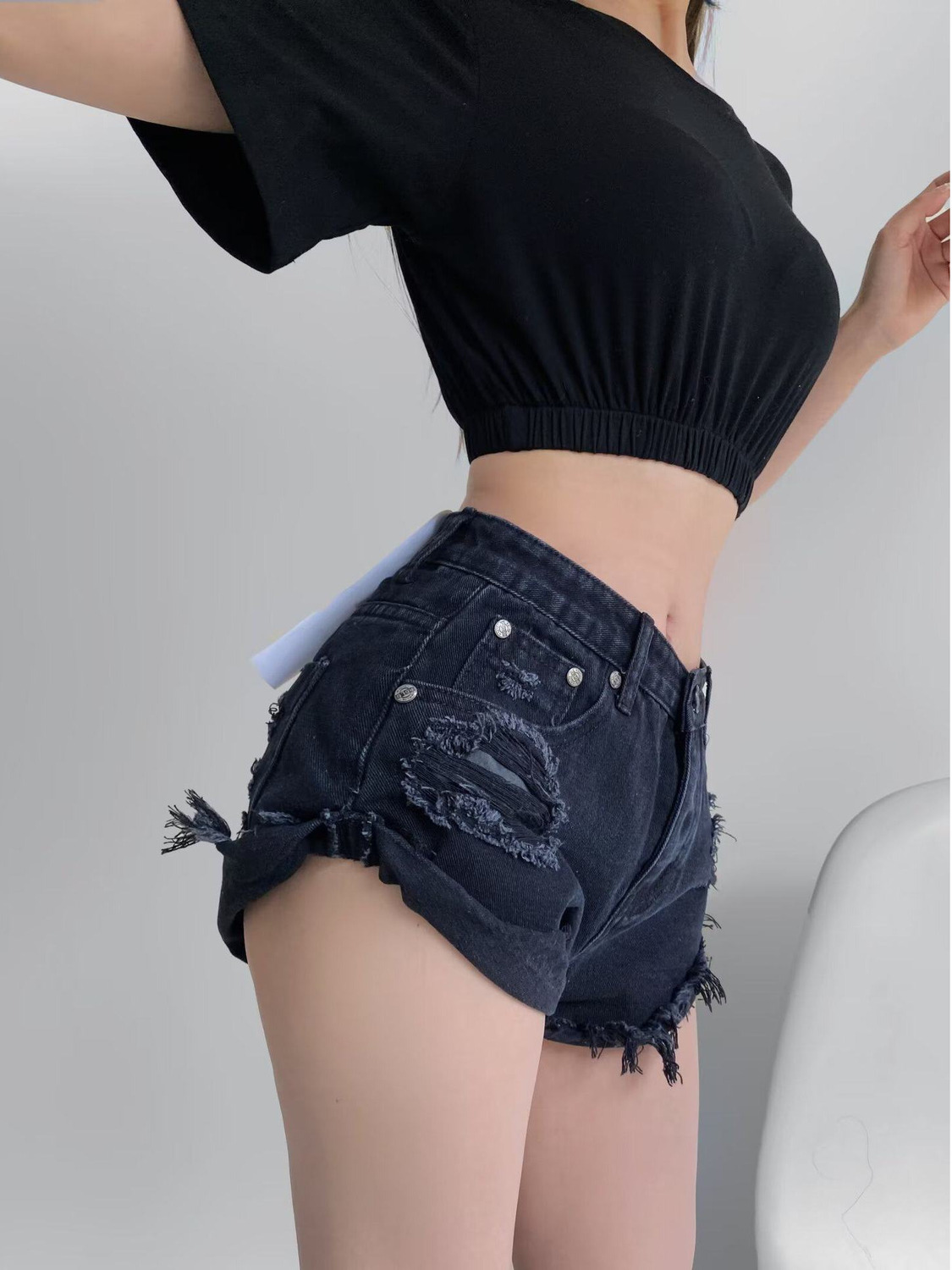 Shorts Denim Frayed - Damskie szorty jeansowe z niskim stanem,